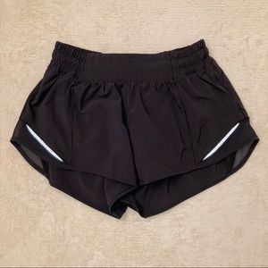 EUC lululemon hotty hot low rise short 2.5”
